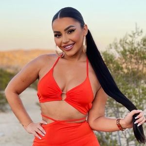 Meet your Posher, Miona